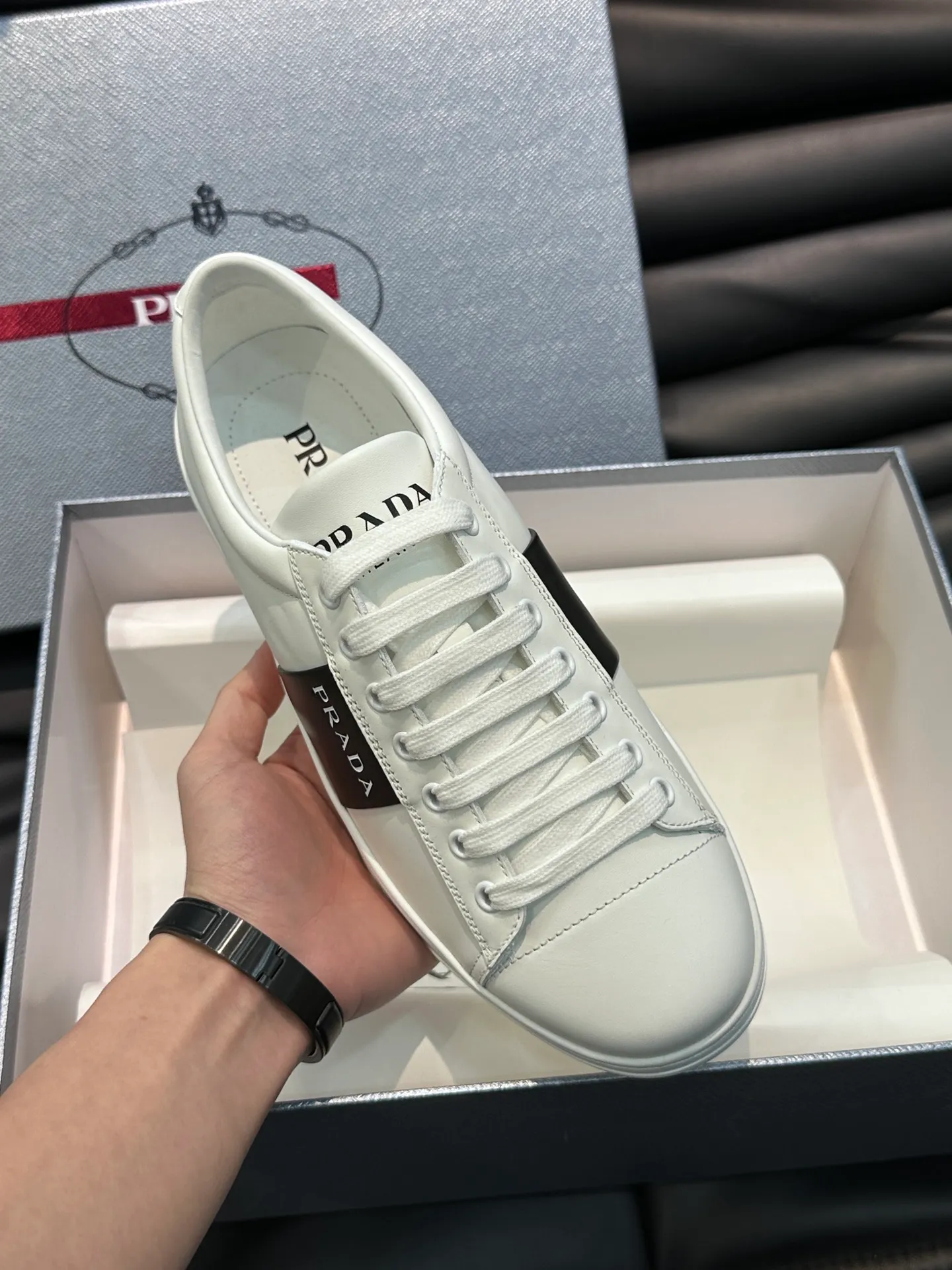 Men's shoes 💰p360 "Men's shoes 💰pRAD*" Prada's new high-end men's casual sports shoes. This leather sports shoe uses calfskin upper. The body of the shoe interprets the Prada letter brand logo from multiple angles. The brand logo is embellished on one side of the upper, all explaining the brand style. Sheepskin lining, lightweight, comfortable and durable! Size: 38-44